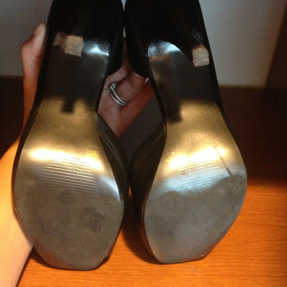 Jessica Simpson Black Leather Peep Toe Pump - Picture 4 of 4
