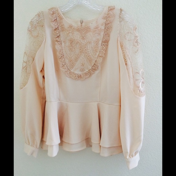 ❌SOLD❌🎀HOST PICK🎀New Lace Peplum Top - Picture 2 of 3