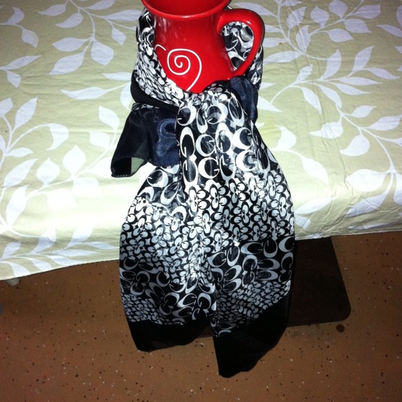 Guess scarf