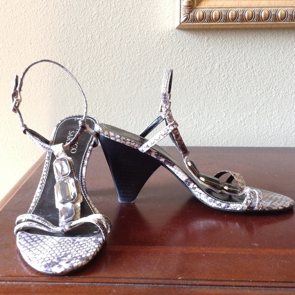 Adorable! Reptile skin ankle strap sandal - Picture 2 of 4