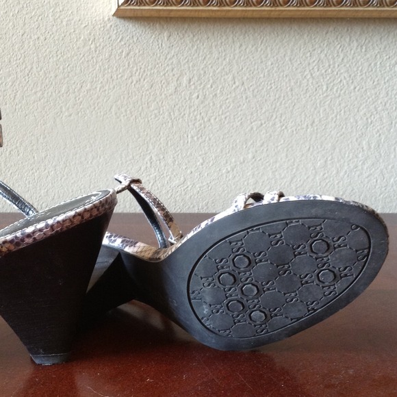 Adorable! Reptile skin ankle strap sandal - Picture 3 of 4