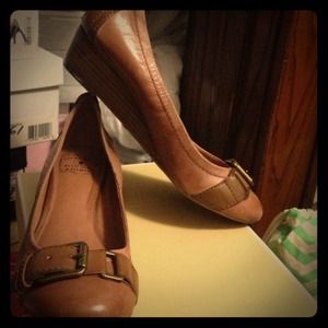 Lucky brand small wedge show