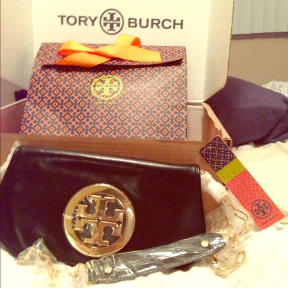😍SHARING😍Tory Burch Logo clutch.