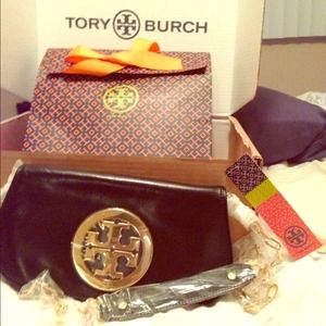 😍SHARING😍Tory Burch Logo clutch.