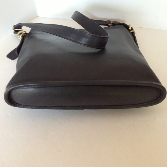 🌀SOLD🌀🎉HOST PICK🎉Navy Coach Equestrian Bucket - Picture 4 of 4