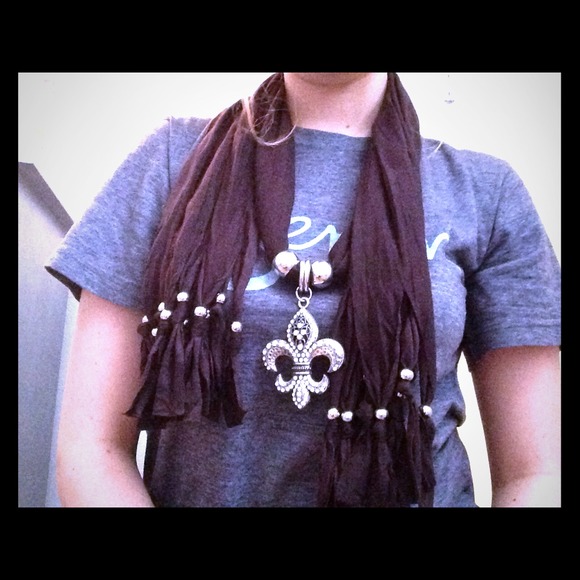 Fleur-de-lis scarf😍😍😍
