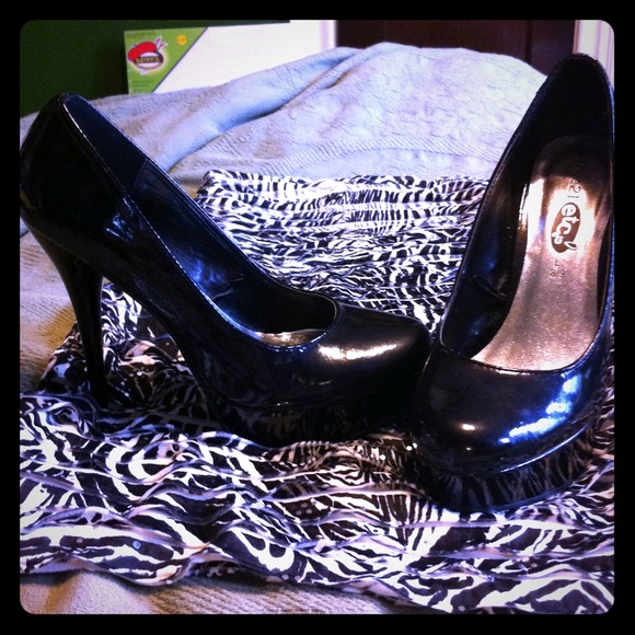 Adorable black 5 inch heels! Size 8/9