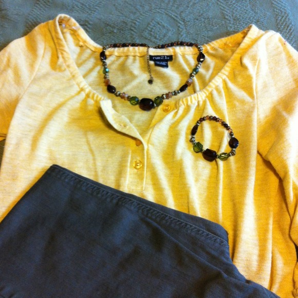 Super cute brown an green necklace and bracelet.