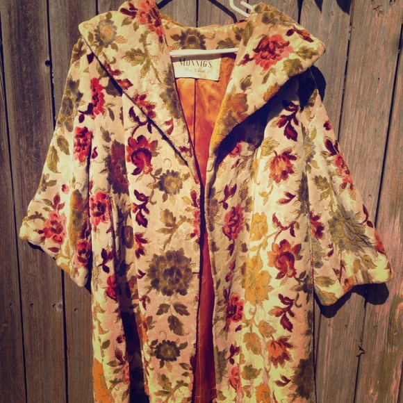 >Traded< vintage winter overcoat w floral pattern