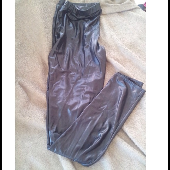 ❌sold❌Shiny fake leather leggings.