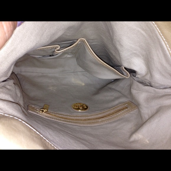 Tory Burch- city fold over messenger bag - Picture 3 of 4