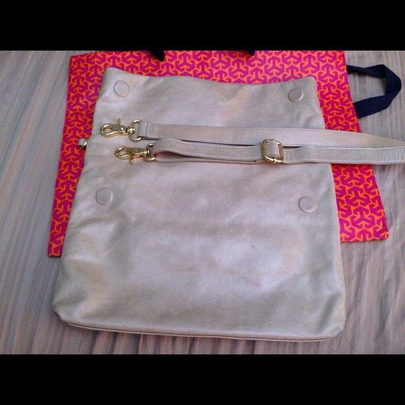 Tory Burch- city fold over messenger bag - Picture 4 of 4