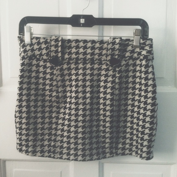 Black and white houndstooth skirt