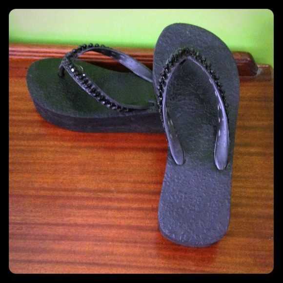 Black flip flops💚