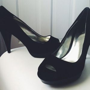 Black suede open toed pumps