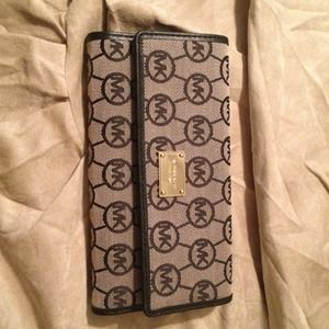 Michael Kors wallet brandnew color is ebony/ black