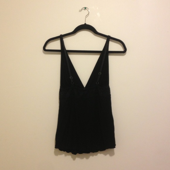 ⬇REDUCED⬇ Guess Black Lace Tank Top - Picture 2 of 4