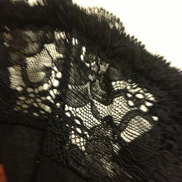 ⬇REDUCED⬇ Guess Black Lace Tank Top - Picture 3 of 4