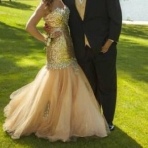 Beautiful prom dress. Absolutely gorgeous