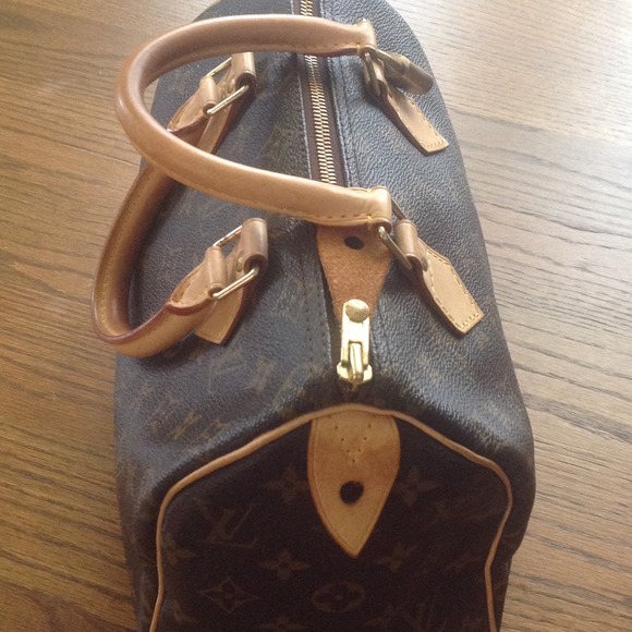 Pre -owned authentic speedy25