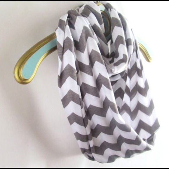 Gray zig zag scarf - Picture 1 of 1