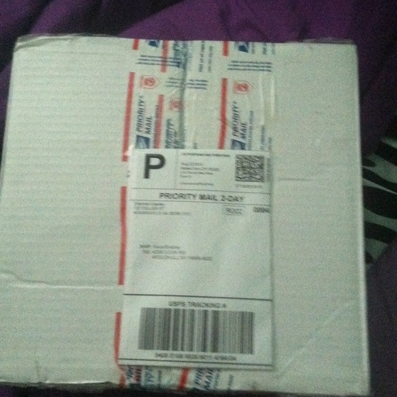 2 pairs of American eagle jeans.
