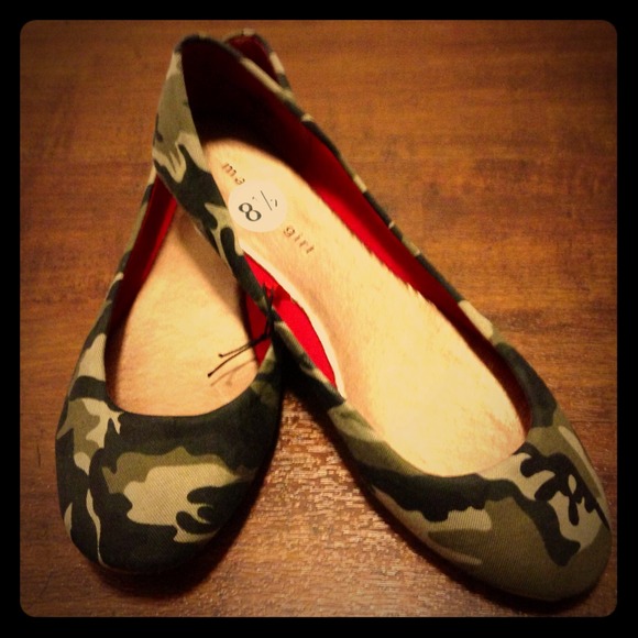 ❗️SOLD❗️Cutest Camoflauge Flats!