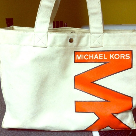 💯%authentic MK giant tote