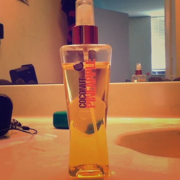Bath & body work coconut pineApple body spray