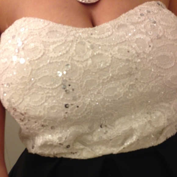 Black and white peplum dress - Picture 2 of 3