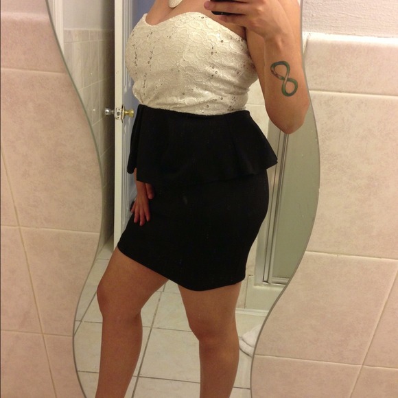 Black and white peplum dress - Picture 3 of 3