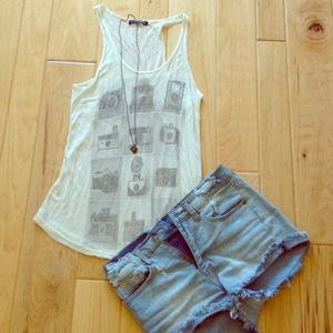 ☆Brandy Melville camera tank☆
