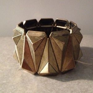 Gold symmetrical triangle bracelet