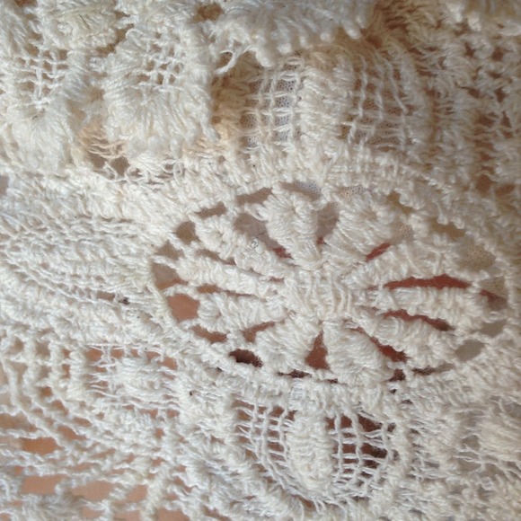 🚫SOLD🚫Cream Lace Scalloped Shorts - Picture 2 of 4