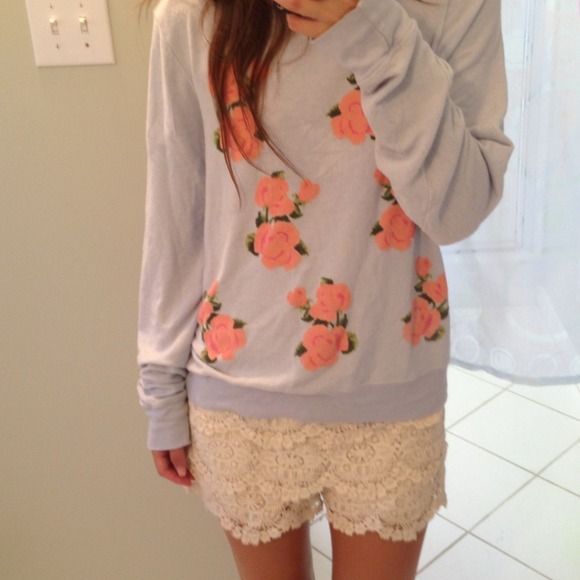 🚫SOLD🚫Cream Lace Scalloped Shorts - Picture 4 of 4