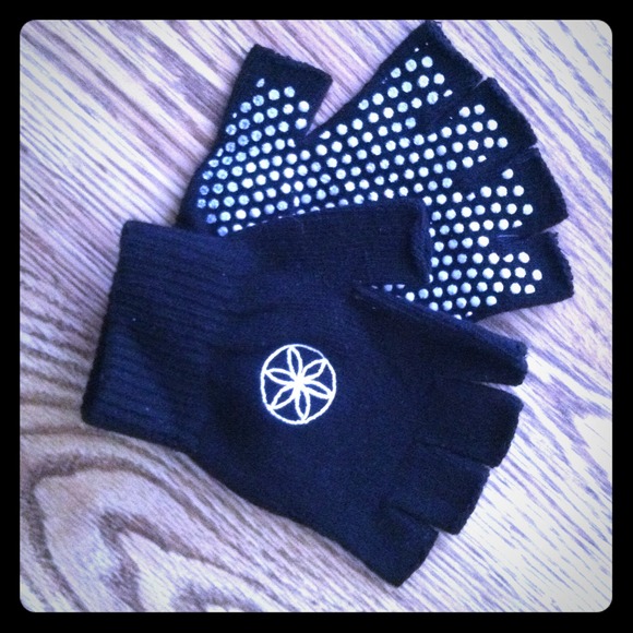 ⛔️sold⛔️Gaiam Yoga Gloves