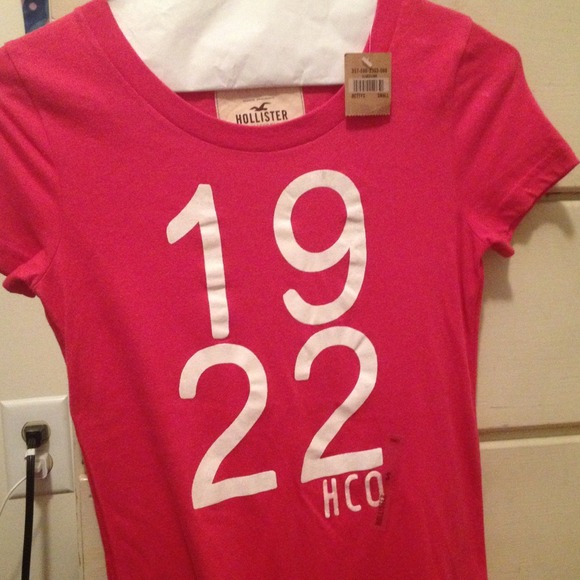 Never worn hollister tshirt!