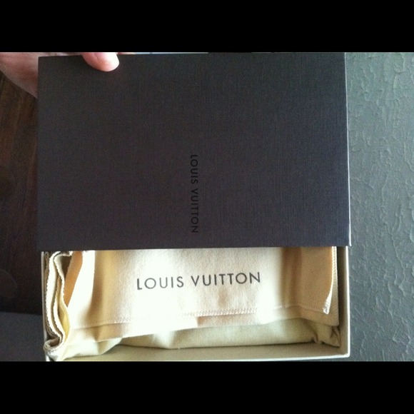 Hold Louis Vuitton 100% Authentic dust bags & box