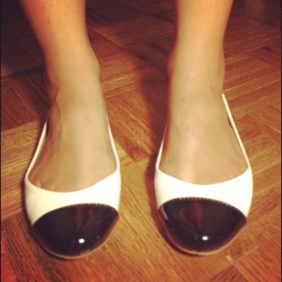 π«SOLDπ«Cap Toe Black and White Flats - Picture 2 of 4