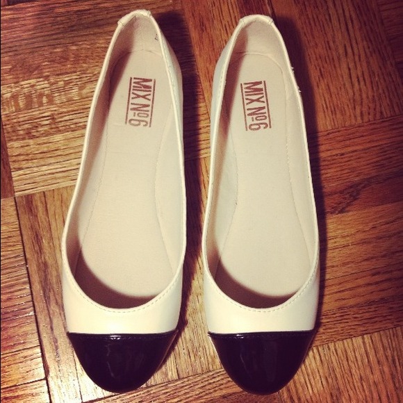 π«SOLDπ«Cap Toe Black and White Flats - Picture 4 of 4