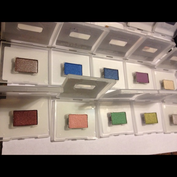Makeup - Picture 2 of 4