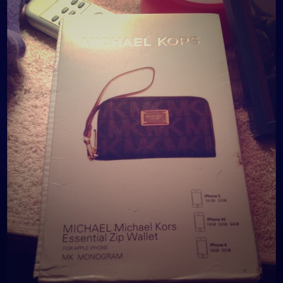 Michael Kors iPhone wallet