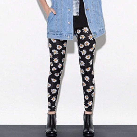 🚫Sold🚫🌼Daisy print leggings🌼