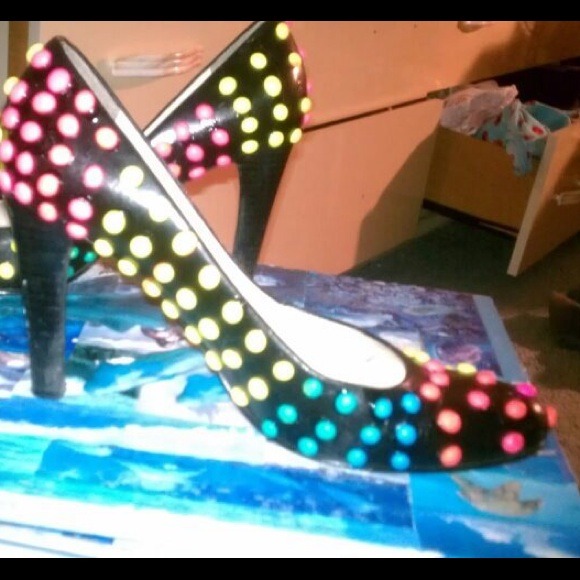 Host pick for 2-22-14 embellished shoes - Picture 3 of 4