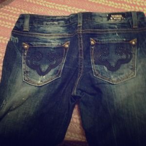 Skinny jeans w/ slight distress look barely worn.