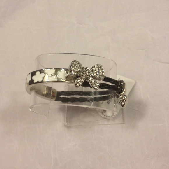 Jewelry - 🚫SOLD🚫 bow bracelet