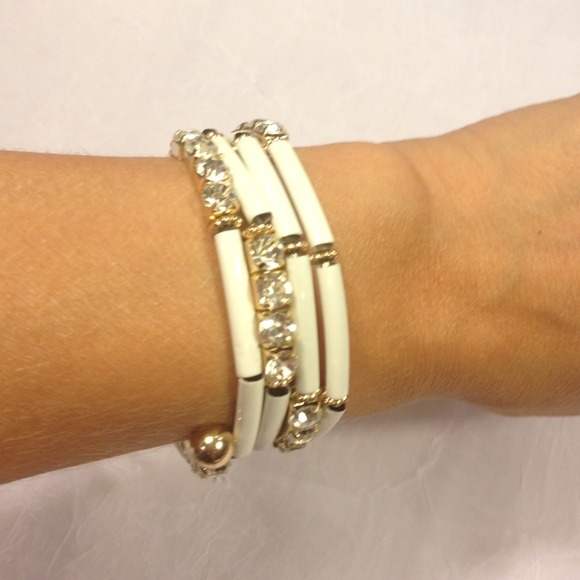 🚫SOLD🚫 white wrap bracelet - Picture 2 of 3
