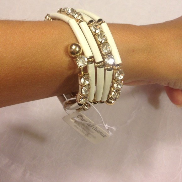 🚫SOLD🚫 white wrap bracelet - Picture 3 of 3