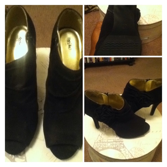 Suede Peep-Toe Booties! 👠