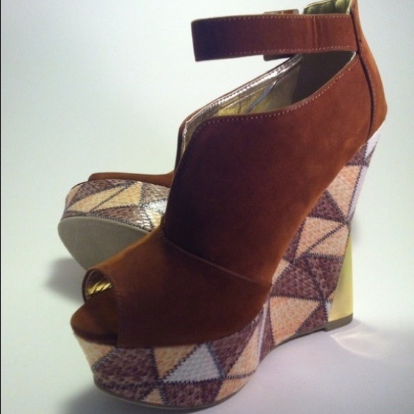 ❌SOLD❌Stylish Ladies Wedge heel👠